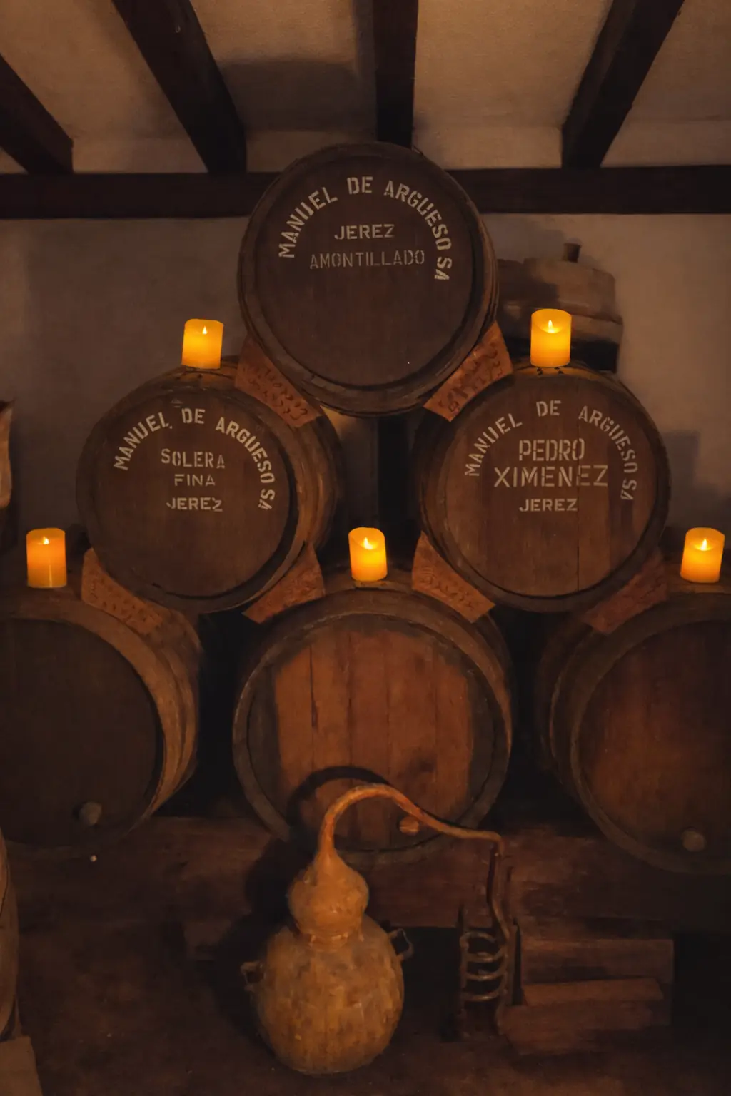 Interior rústico con barricas de vino