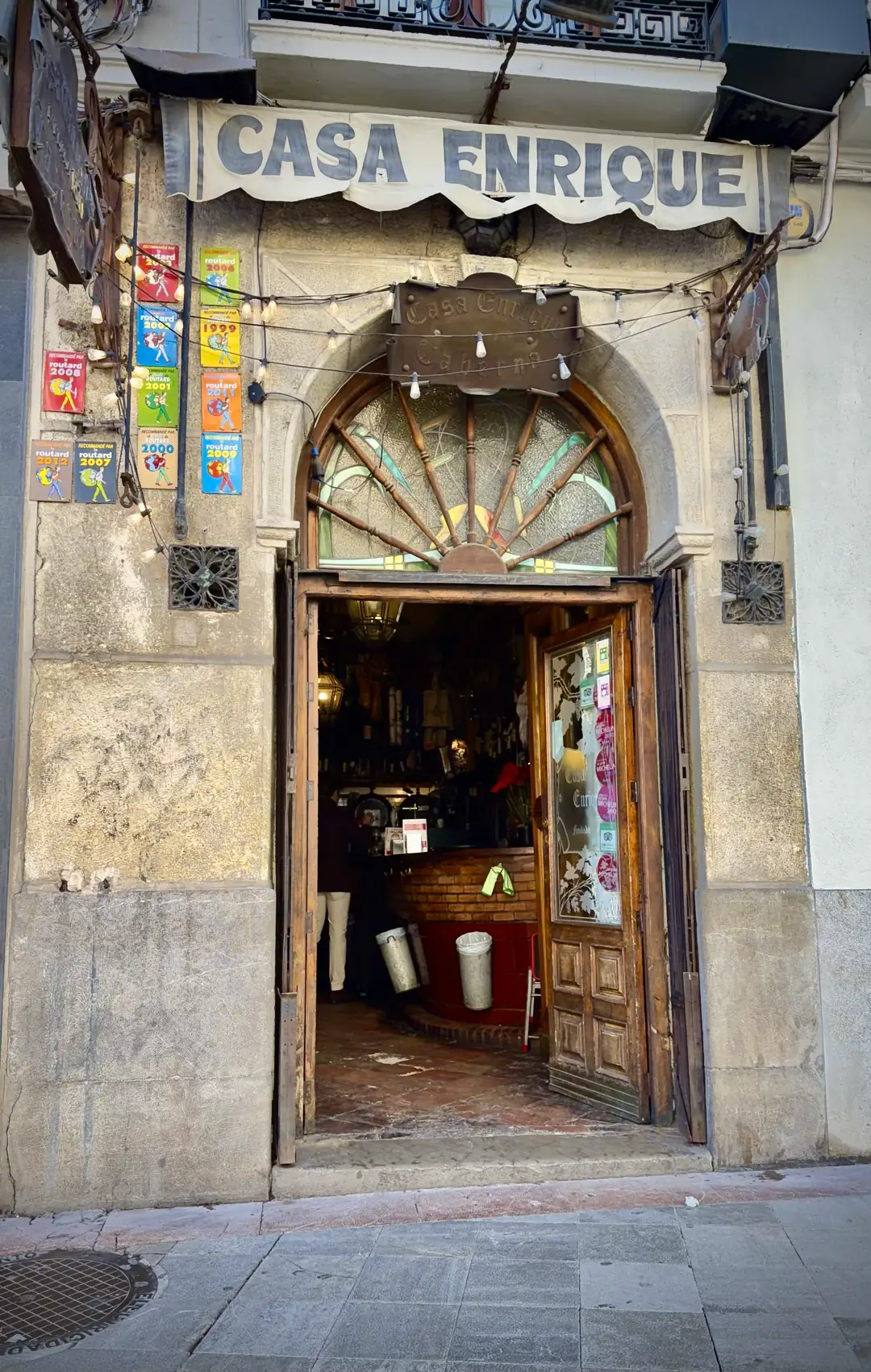 Interior de taberna con mesas de madera y ambiente cálido