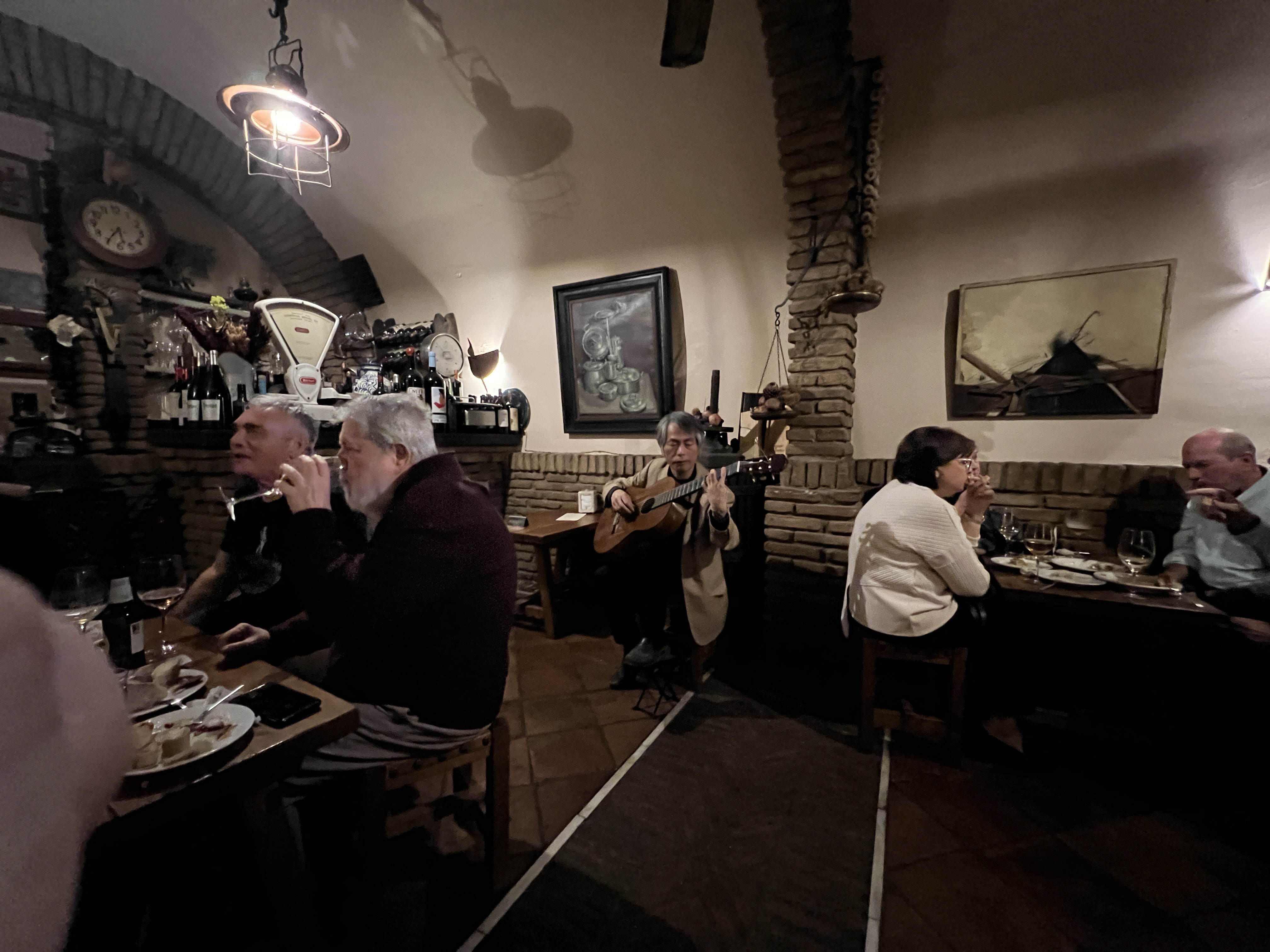 Escena interior — vino, conversación, luz cálida