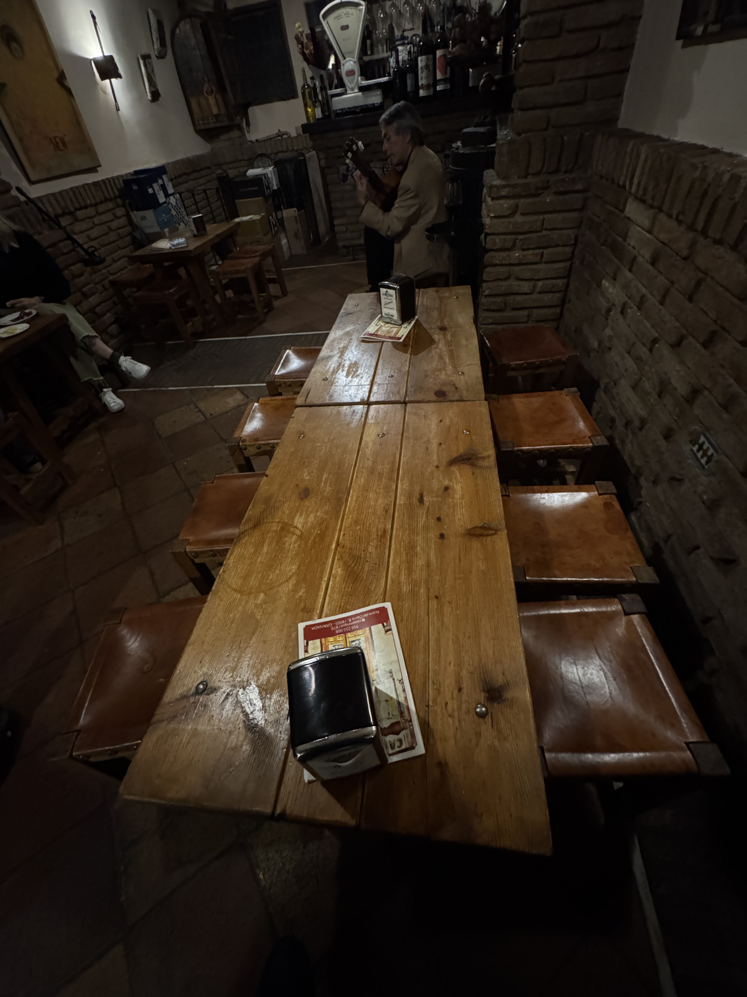 Mesas de madera y taburetes en el interior