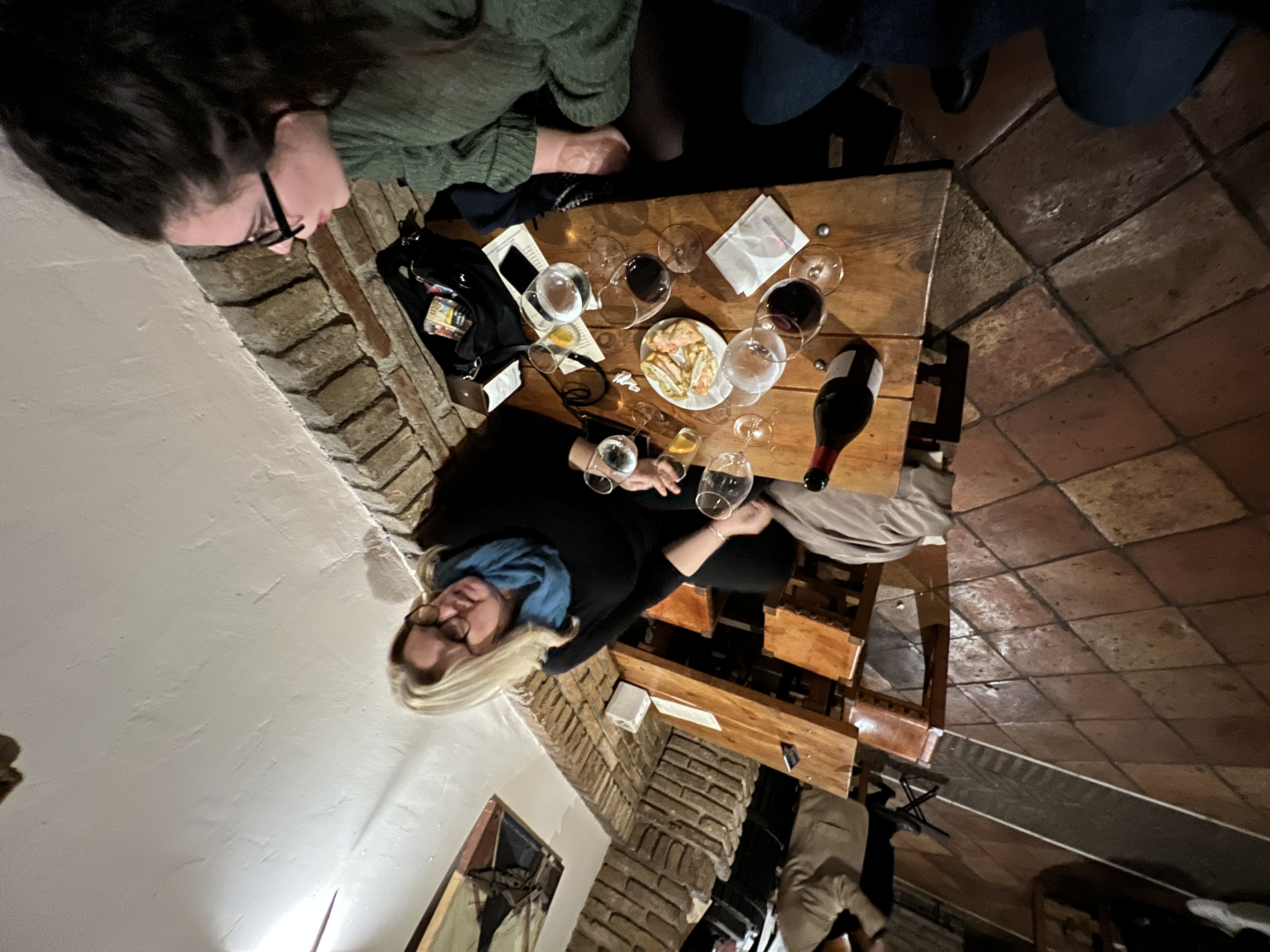 Mesa con copas de vino y botella