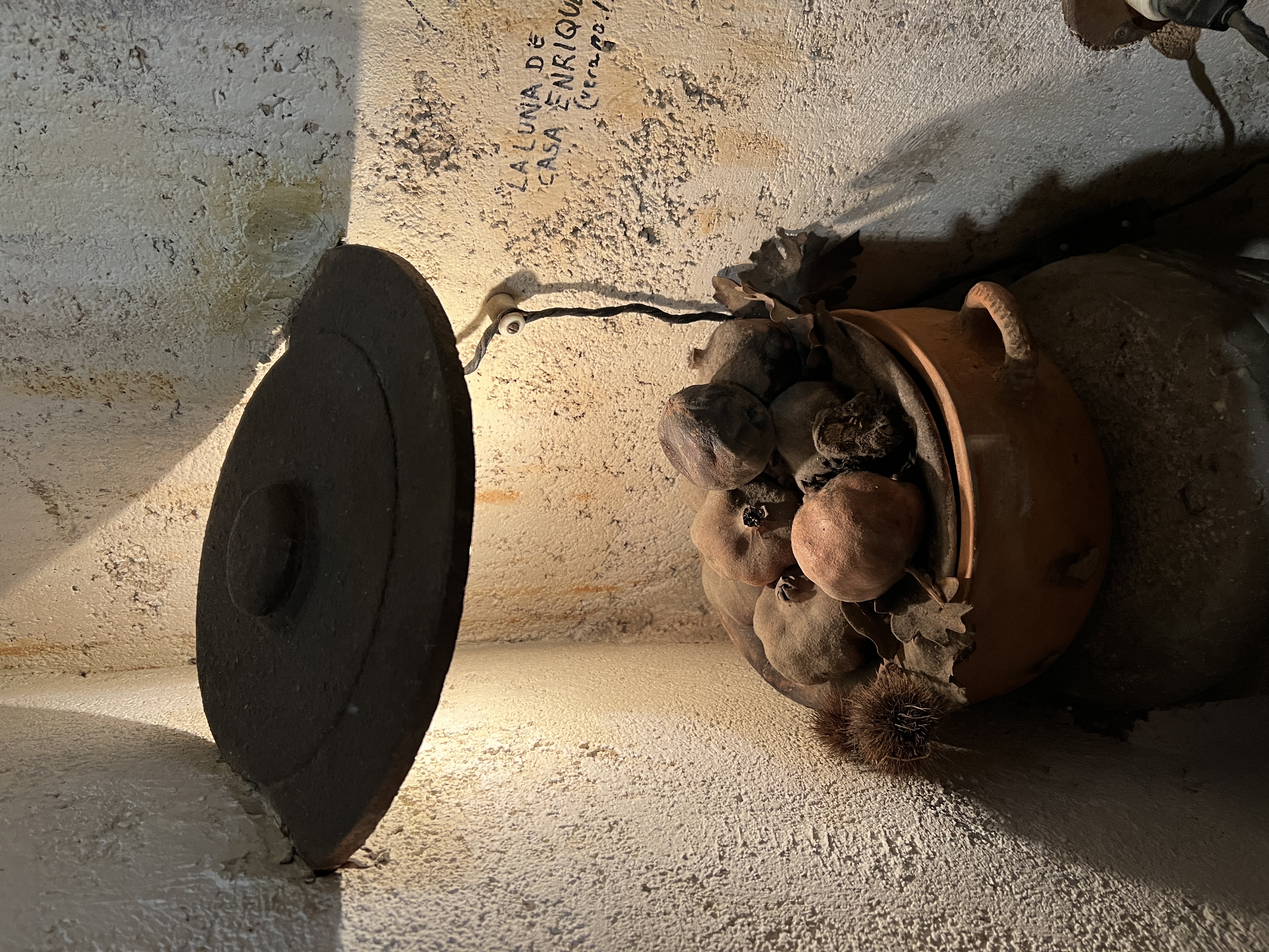 Detalle de pared interior — cerámica y escritura en el muro