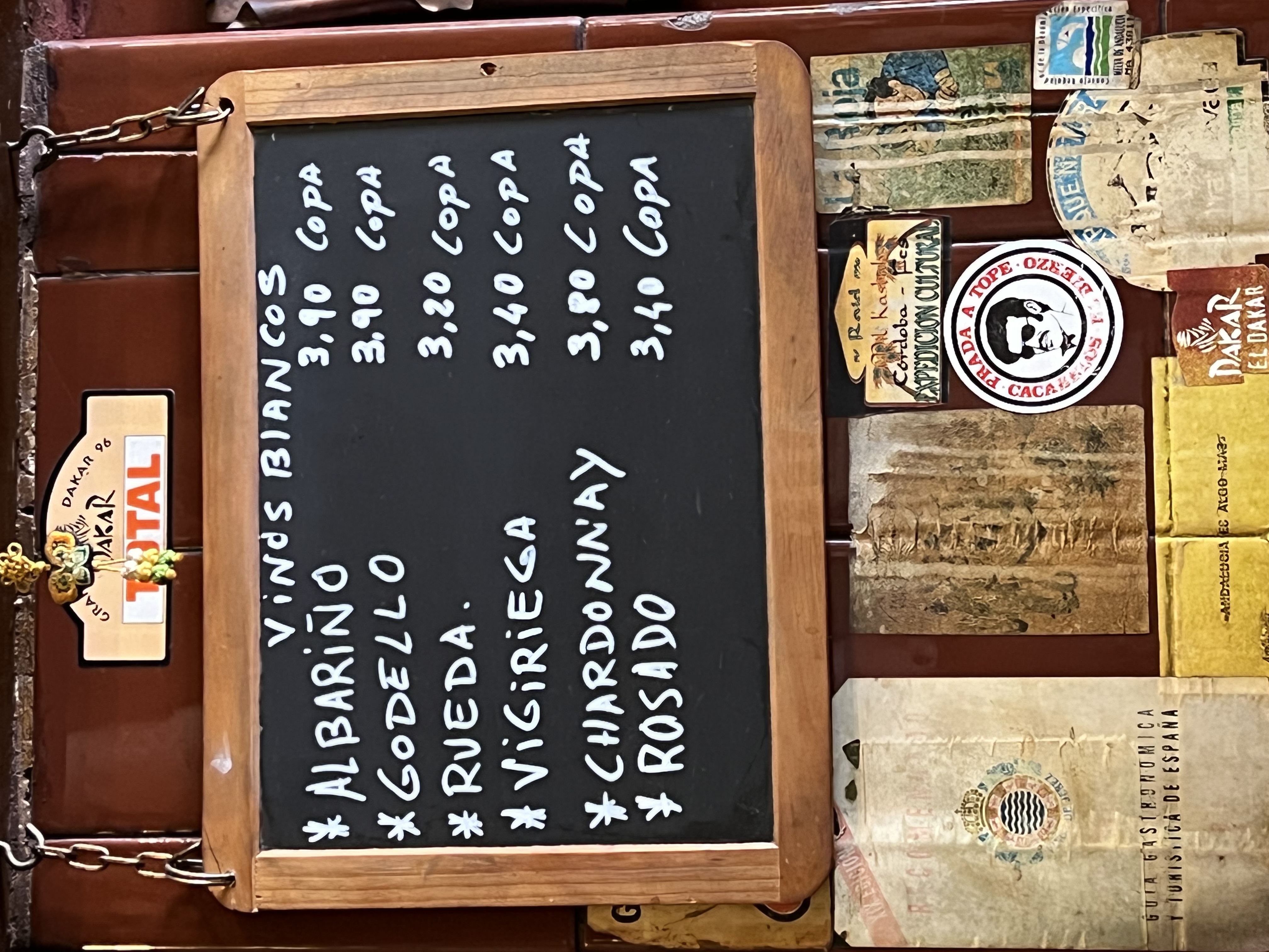 Pizarra con vinos blancos por copa — Albariño, Godello, Rueda, Vigiriega, Chardonnay, Rosado